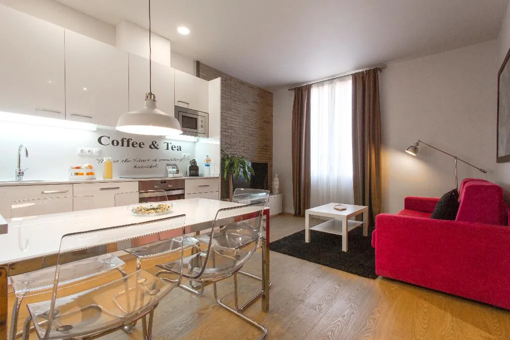 APARTMENT CAPACITY 4 TWO BEDROOMS Room, Dailyflats Barcelona Center, Barcelona