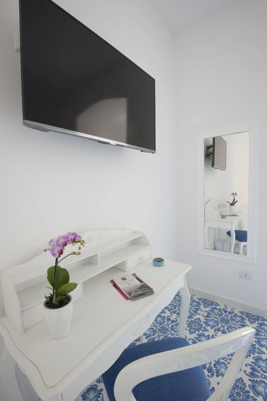 Room, Surriento Suites, Naples