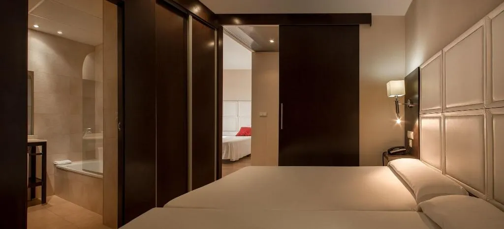FAMILY ROOM THREE BEDS Room, RH Don Carlos, Valencia