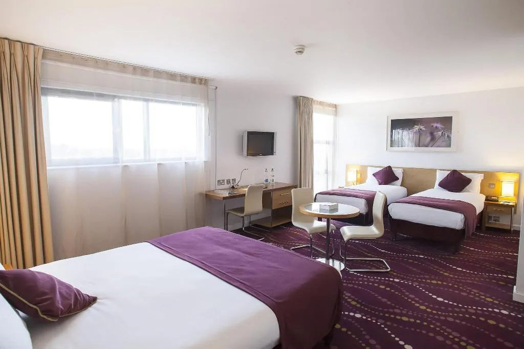 FAMILY ROOM THREE BEDS Room, Louis Fitzgerald Hotel, Dublin