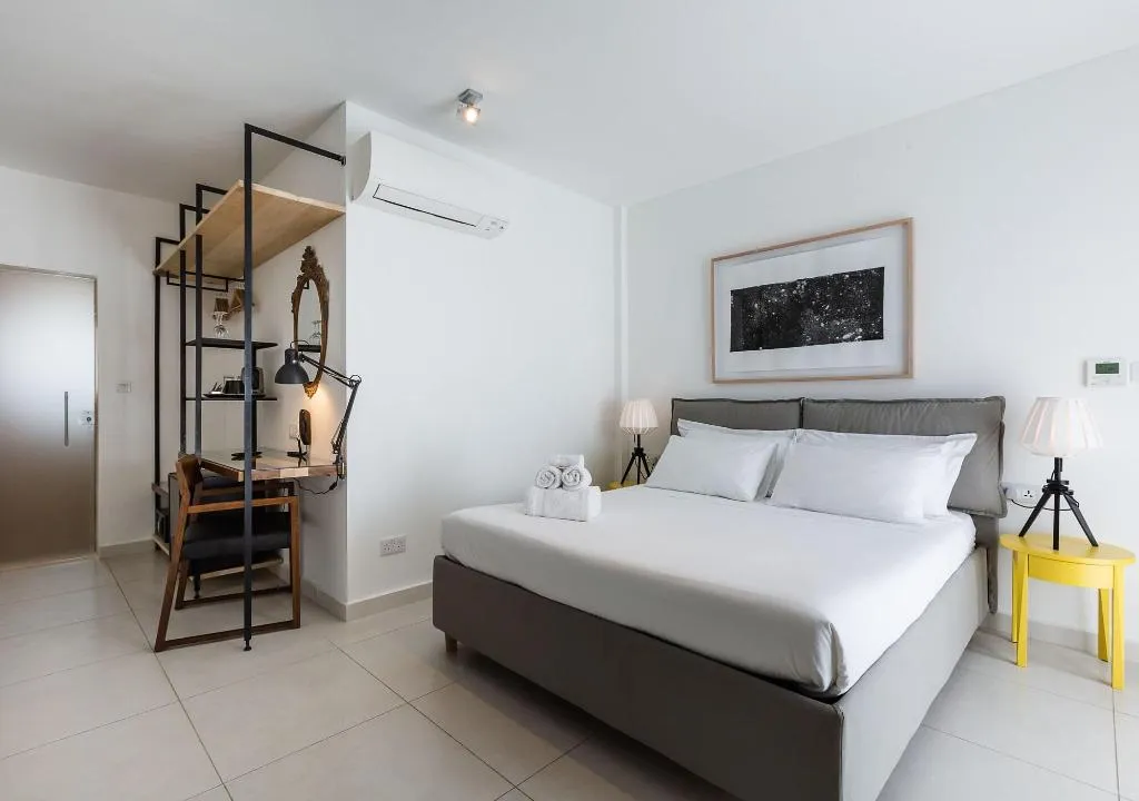 Room, Two Pillows Boutique Hostel, Malta