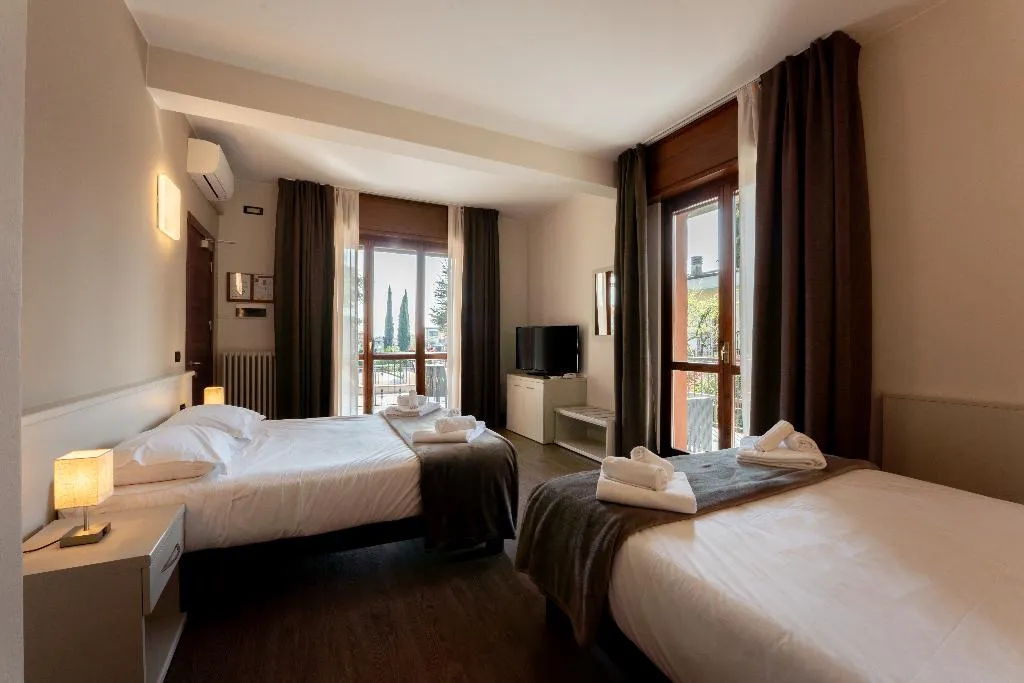 FAMILY ROOM CAPACITY 6 Room, Hotel Gardenia Sirmione, Milan