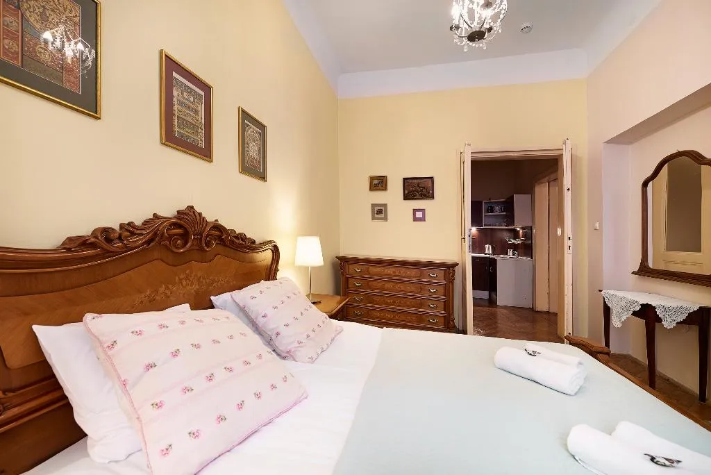 FAMILY ROOM TWO BEDROOMS Room, Gołębia 8 Residence, Krakow