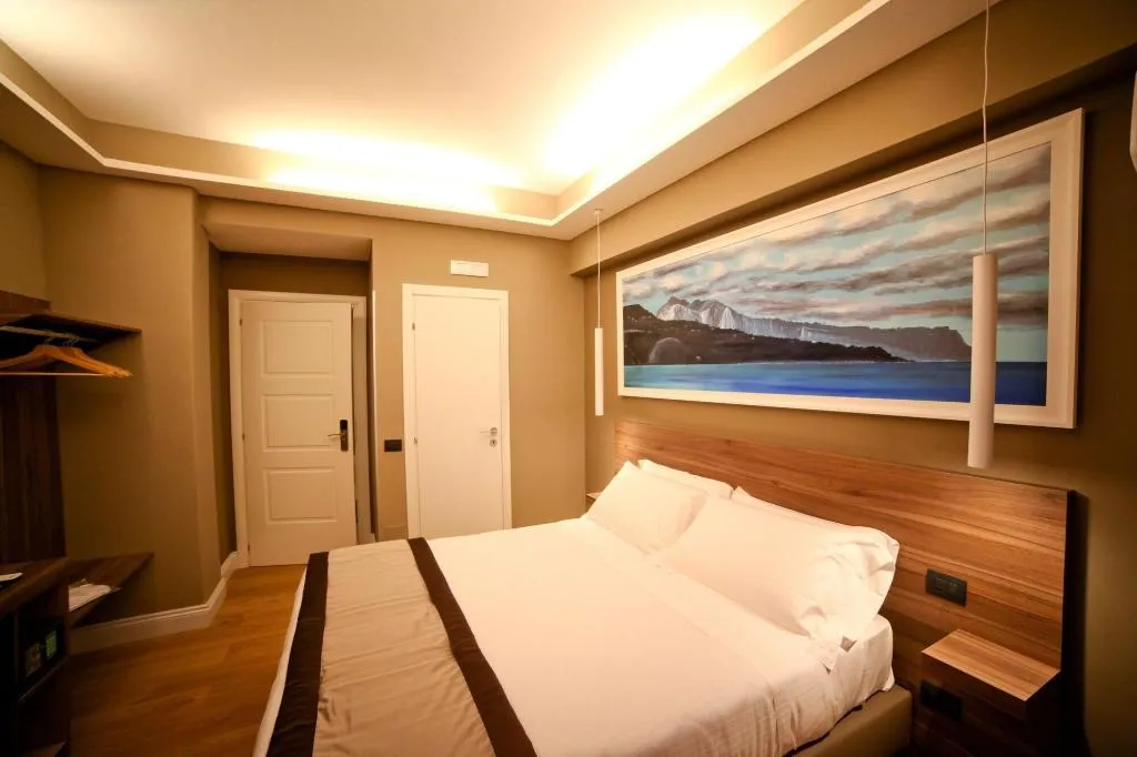 Room, 7Th Floor Suite, Naples