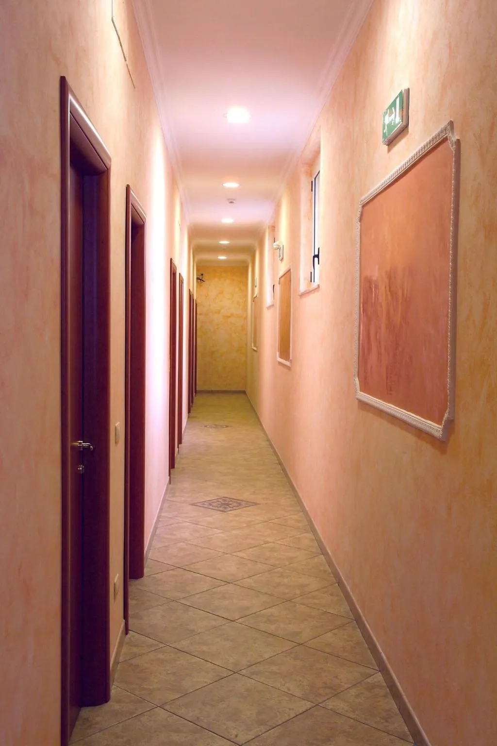 Lobby, Kriss, Rome