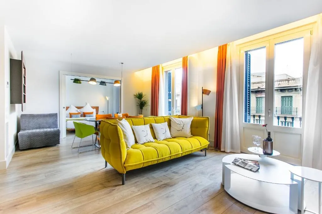 APARTMENT CAPACITY 5 THREE BEDROOM Room, Cosmo Apartments Passeig de Gracia, Barcelona