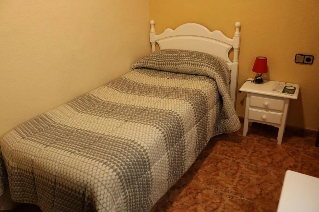 Room, Pensión dulces sueños, Seville