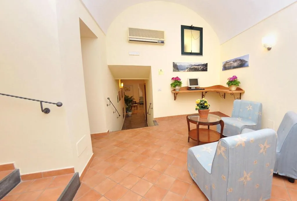 Lobby, Tourist, Naples