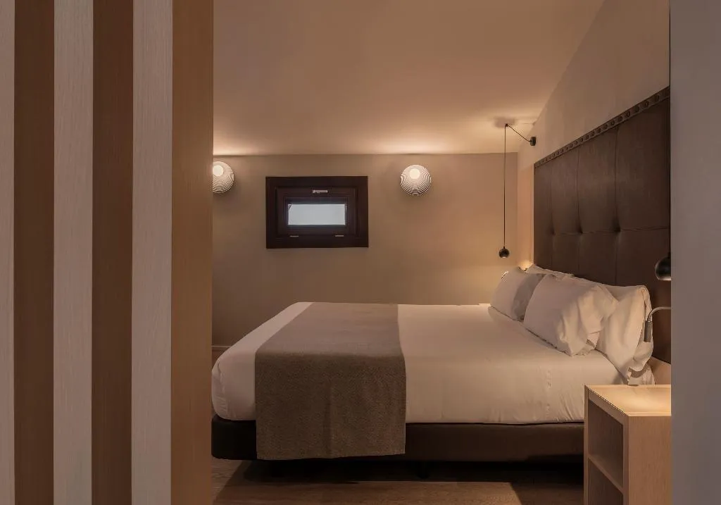 DOUBLE SINGLE USE PREMIUM Room, Gran Hotel Barcino 4*S, Barcelona