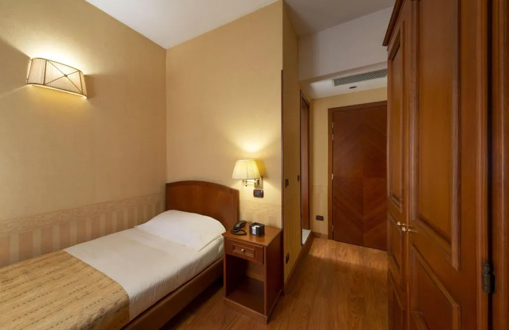 SINGLE STANDARD Room, Lancaster Hotel, Milan