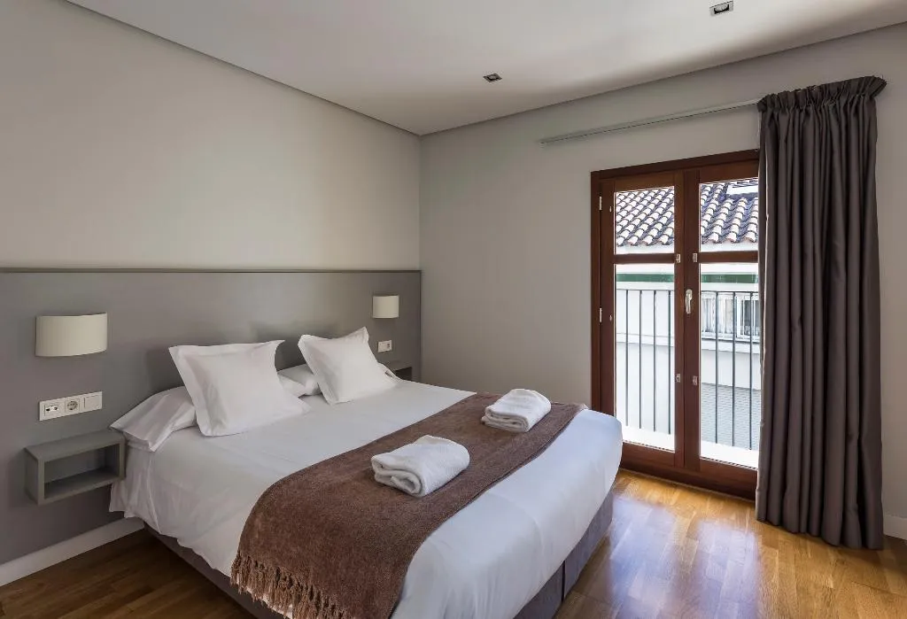 APARTMENT ONE BEDROOM WITH TERRACE Room, Mon Suites Catedral, Valencia
