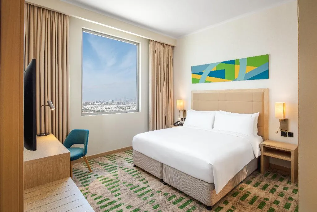 DOUBLE KING BED SMOKING Room, Holiday Inn Hotel & Suites Dubai Science Park, Dubai