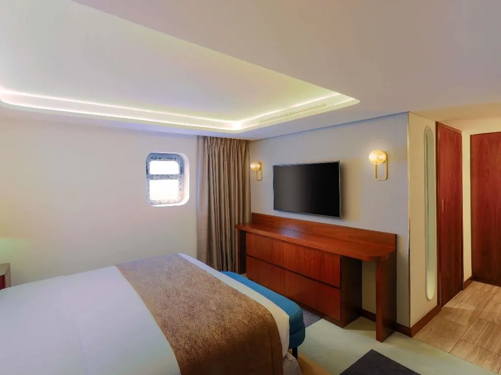 SUITE KING SIZE BED Room, Queen Elizabeth 2, Dubai