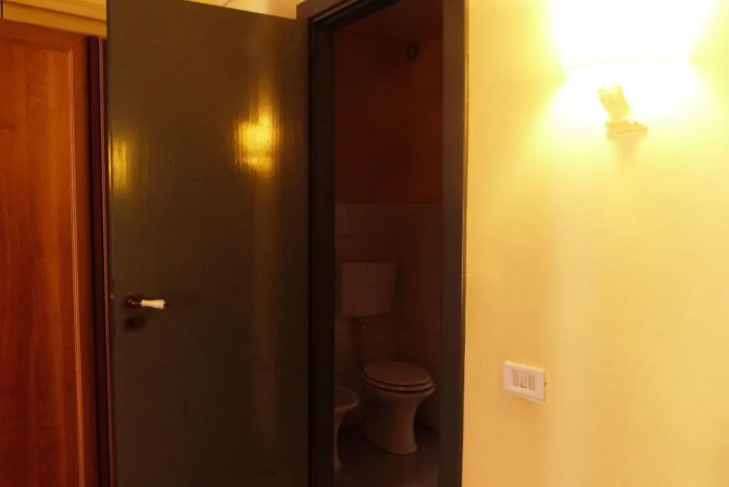 Room, Hoteletnea 316, Catania