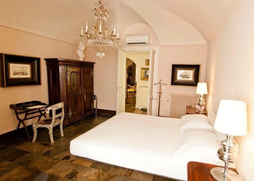 Room, Asmundo Di Gisira, Catania