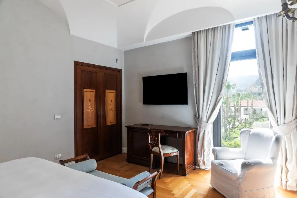 JUNIOR SUITE GARDEN VIEW Room, Grand Hotel Cocumella, Naples