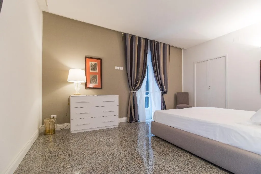 SUITE CAPACITY 5 Room, Apartamentos Lungomare, Naples