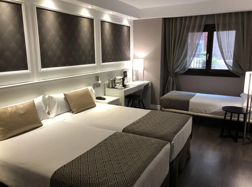 TRIPLE CAPACITY 3 Room, Catalonia Magdalenes, Barcelona