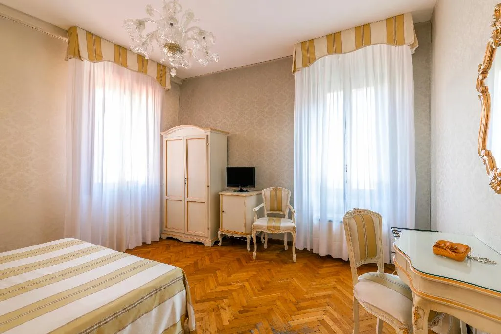 QUADRUPLE CLASSIC Room, Palazzo Guardi, Venice