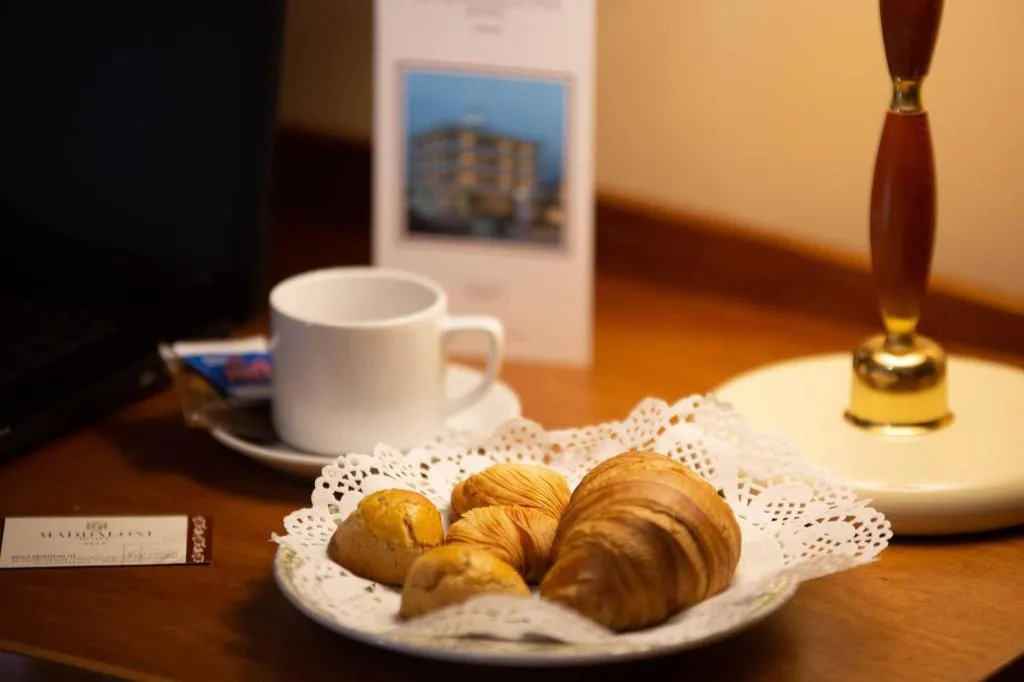 Room, Hotel Maddaloni, Naples