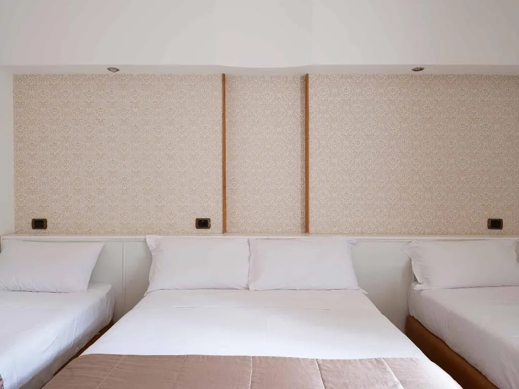 QUADRUPLE STANDARD Room, Grand Hotel Europa, Naples