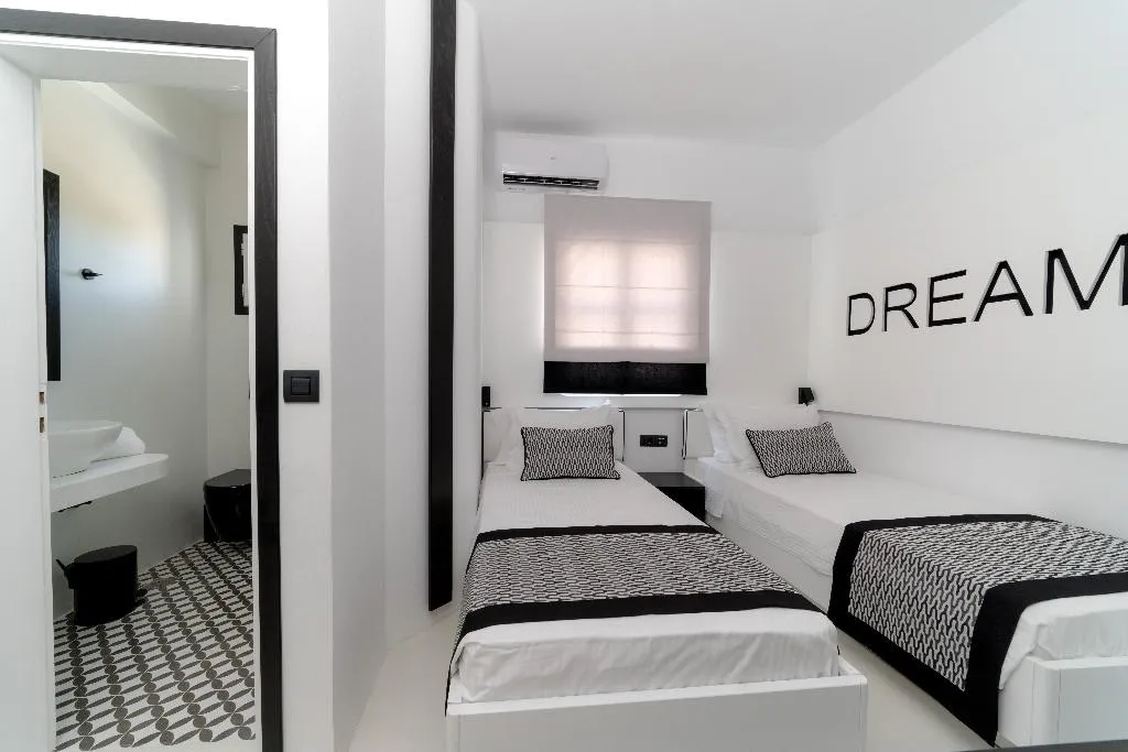 FAMILY ROOM TWO BEDROOMS TWO BATHROOMS Room, Divelia, Santorini