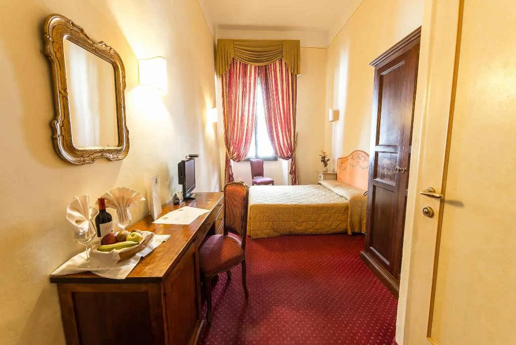 DOUBLE BASIC Room, Paris, Florence
