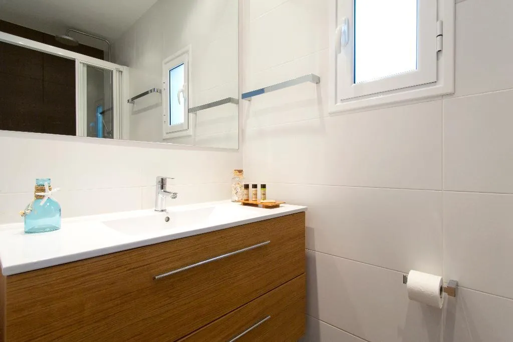 APARTMENT CAPACITY 4 THREE BEDROOM Room, Dailyflats Barcelona Center, Barcelona