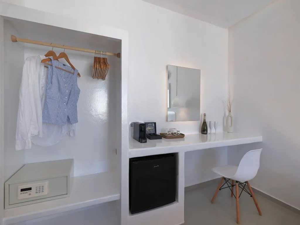 SUITE WITH JACUZZI WITH VIEWS Room, Tatakis Design Hotel, Fira, Santorini