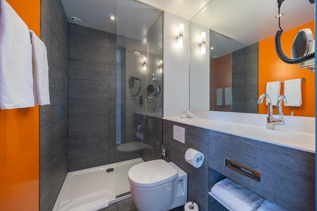 DOUBLE QUEEN SIZE BED Room, Leonardo Hotel Amsterdam Rembrandtpark, Amsterdam