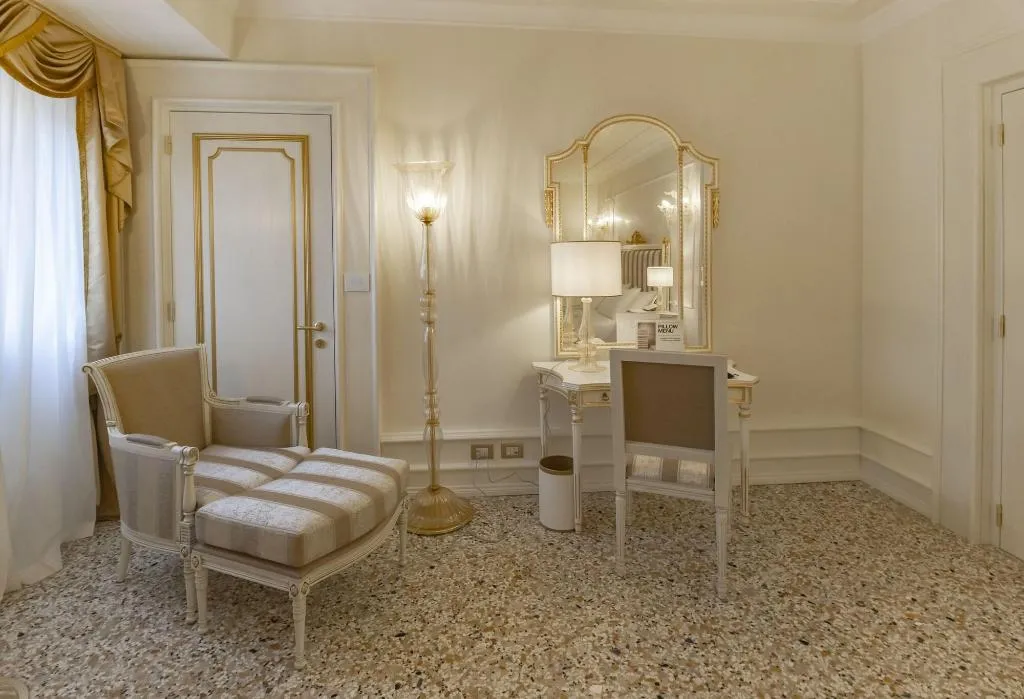DOUBLE SUPERIOR Room, Cà Bonfadini Historic Experience, Venice