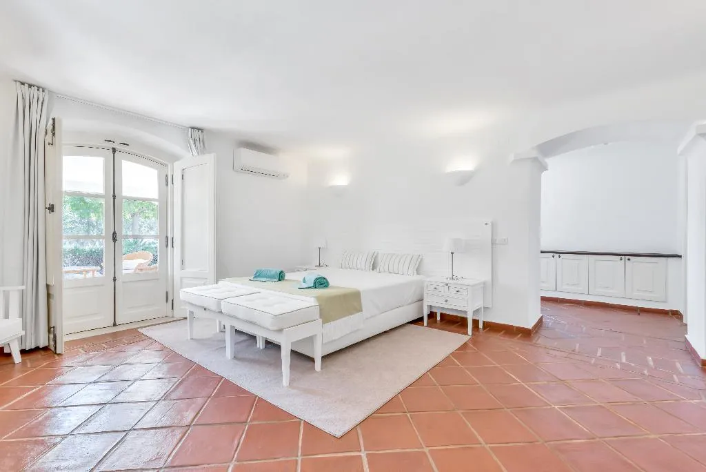 VILLA FIVE BEDROOMS TWO BATHROOMS Room, Shantivillas, Algarve