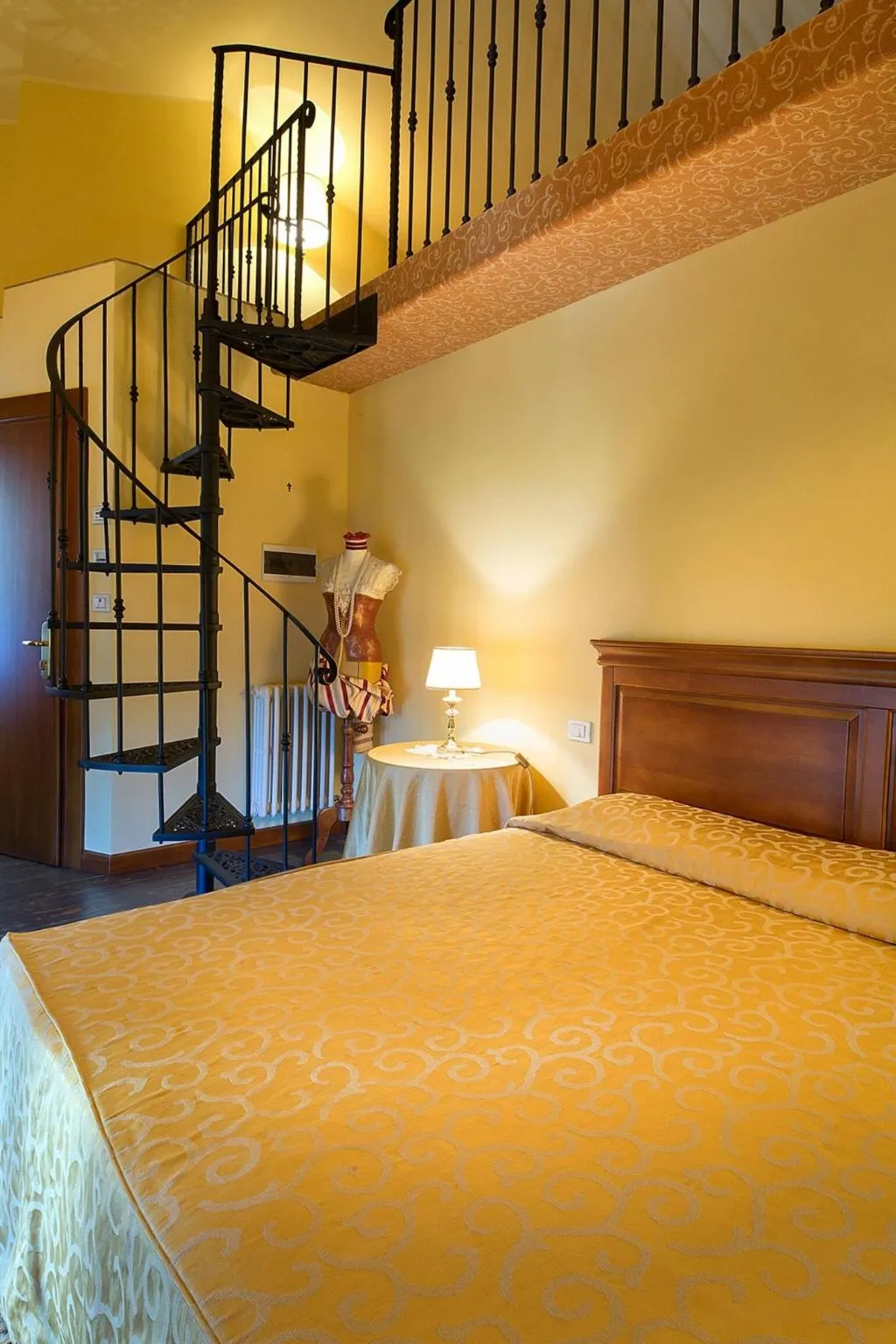 Room, Serenella, Milan