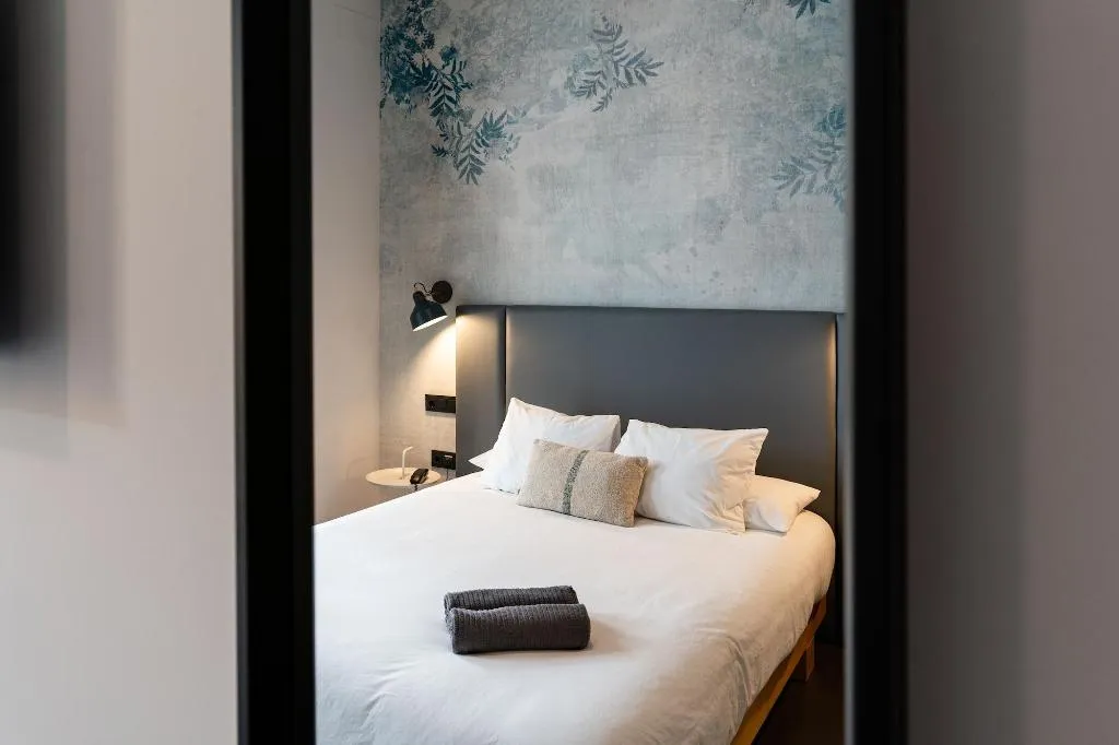 Room, Welldone Quality-Crystal Pool, Seville