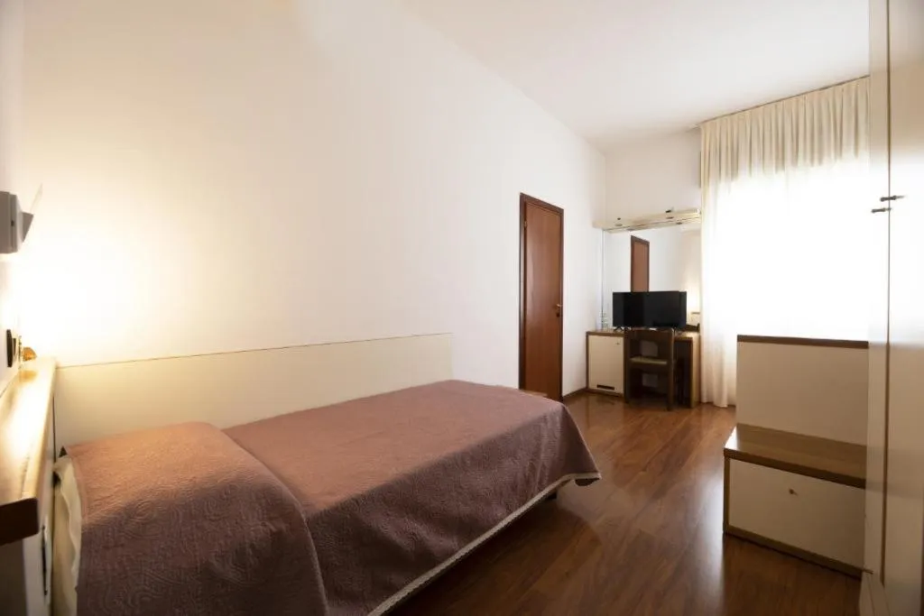 SINGLE STANDARD Room, Vienna, Venice