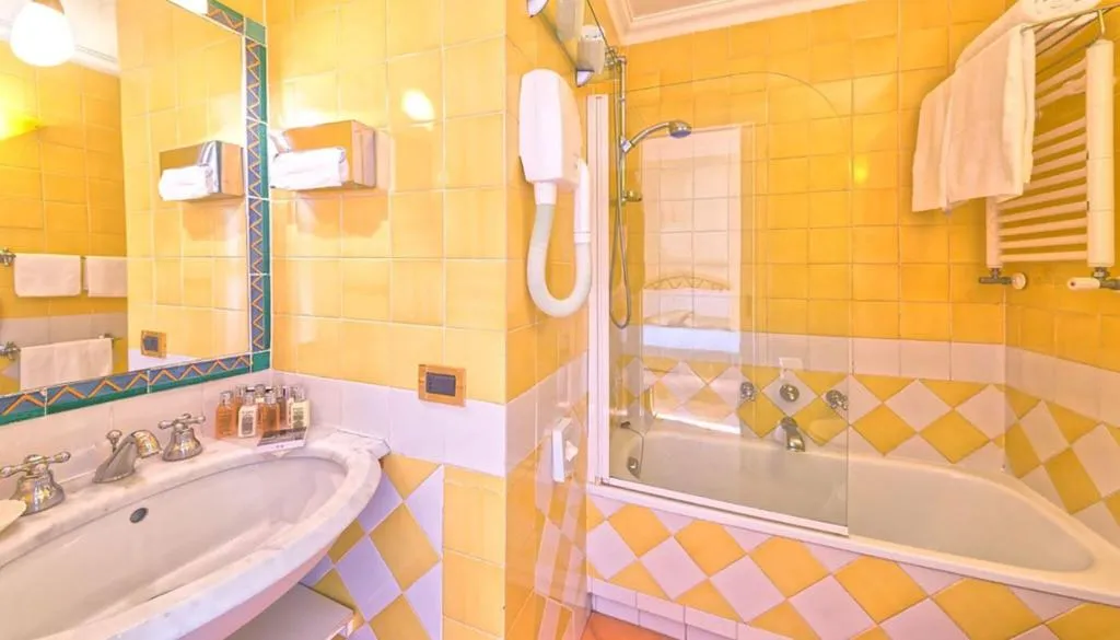 Room, Miramare e Castello, Naples