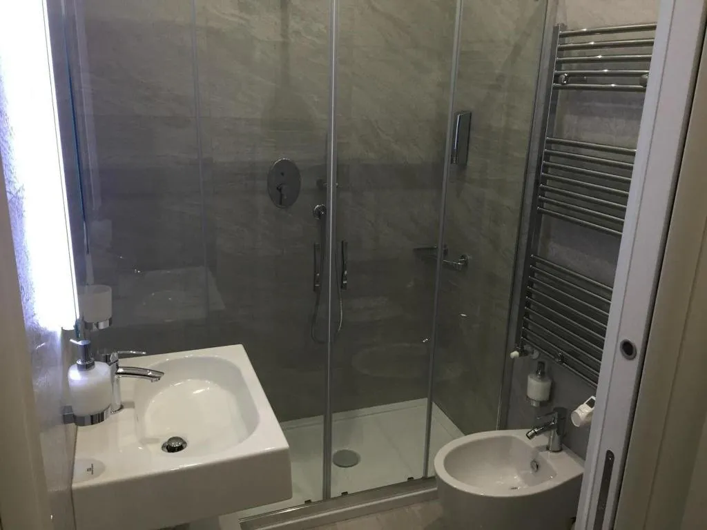 Room, Picaflor, Milan