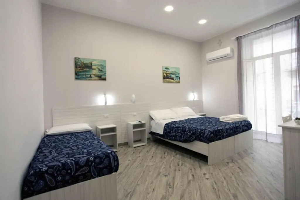 Room, B B Alla Ferrovia, Naples
