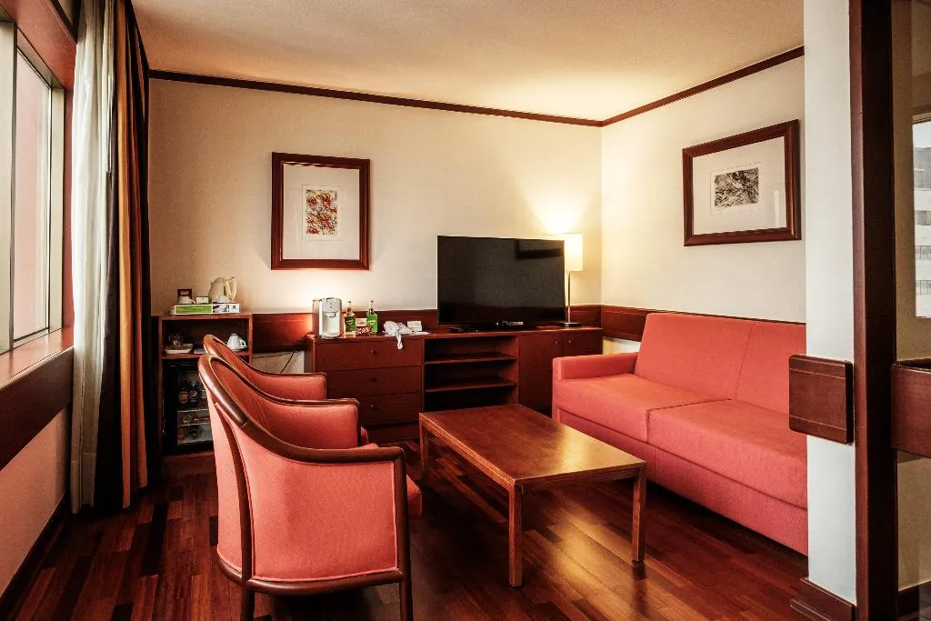 SUITE KING SIZE BED Room, Holiday Inn Lisbon Continental, Lisbon