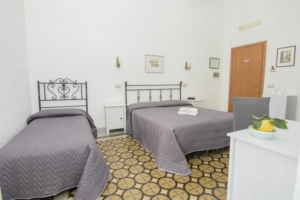 TRIPLE STANDARD Room, Fontana, Naples