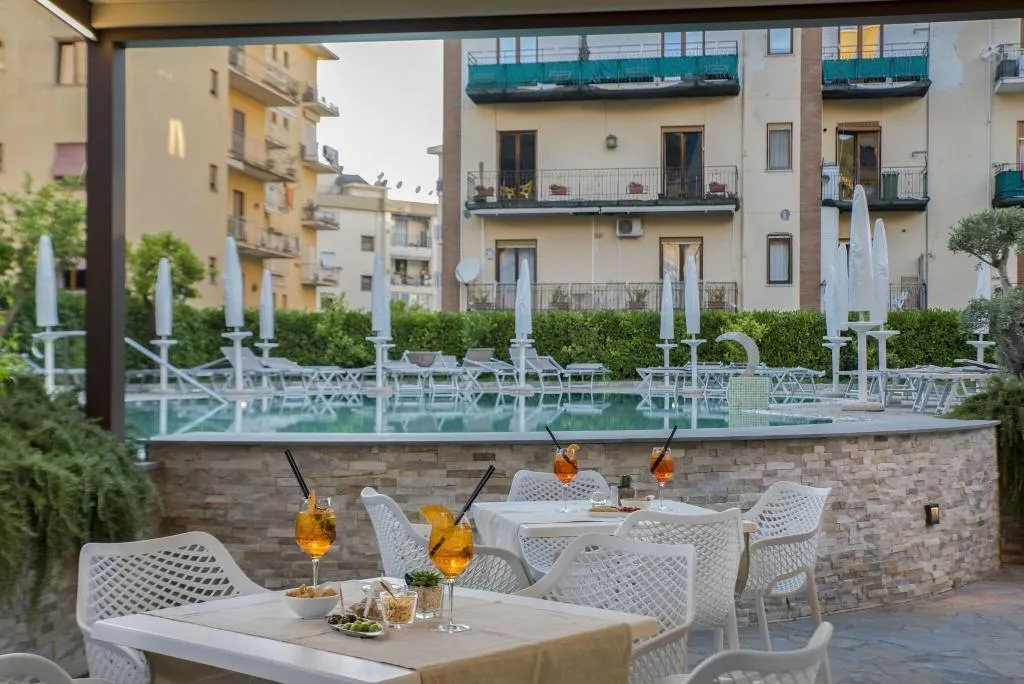 Pool, Leone, Naples