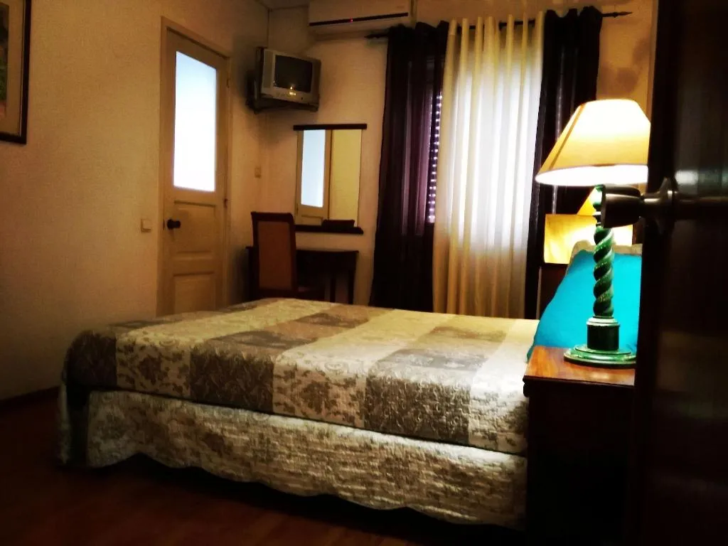 Room, A Ponte, Lisbon