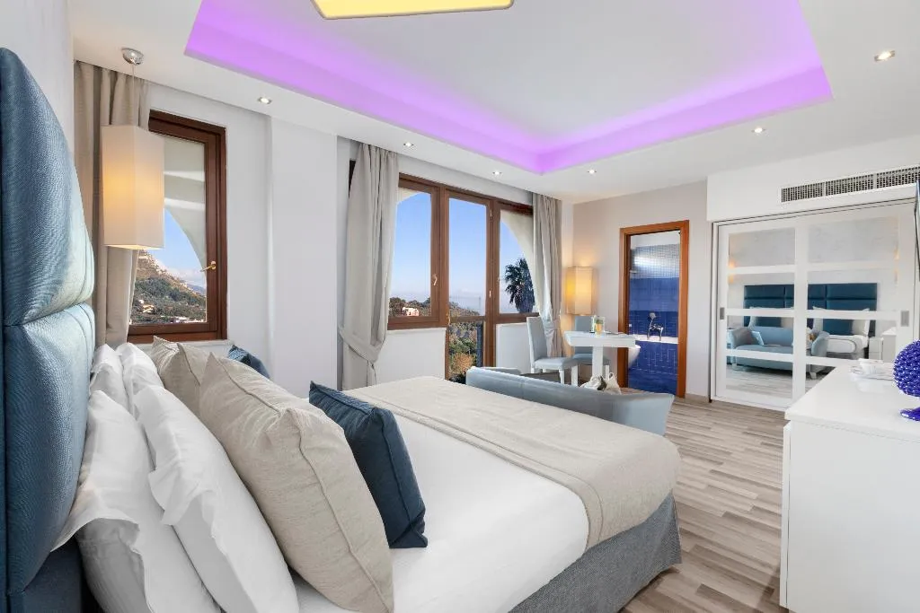 Double or Twin SIDE SEA VIEW Room, Nastro Azzurro Resort, Naples