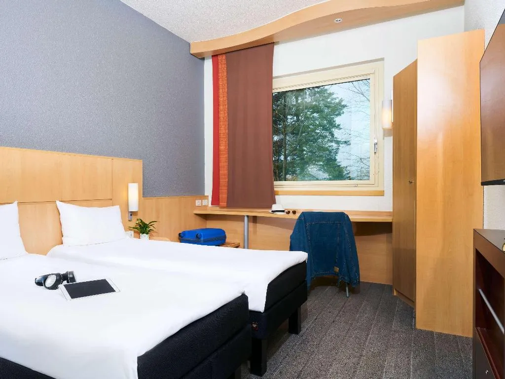 TWIN STANDARD Room, Ibis Como, Milan