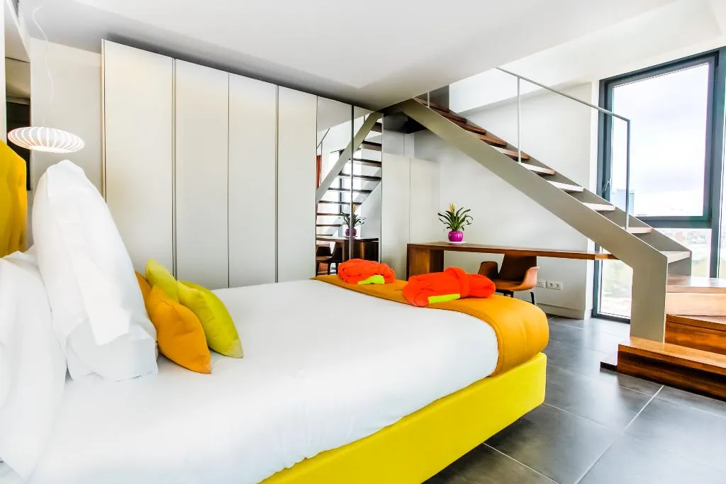 APARTMENT CAPACITY 6 THREE BEDROOM Room, Cosmo Apartments Sants, Barcelona