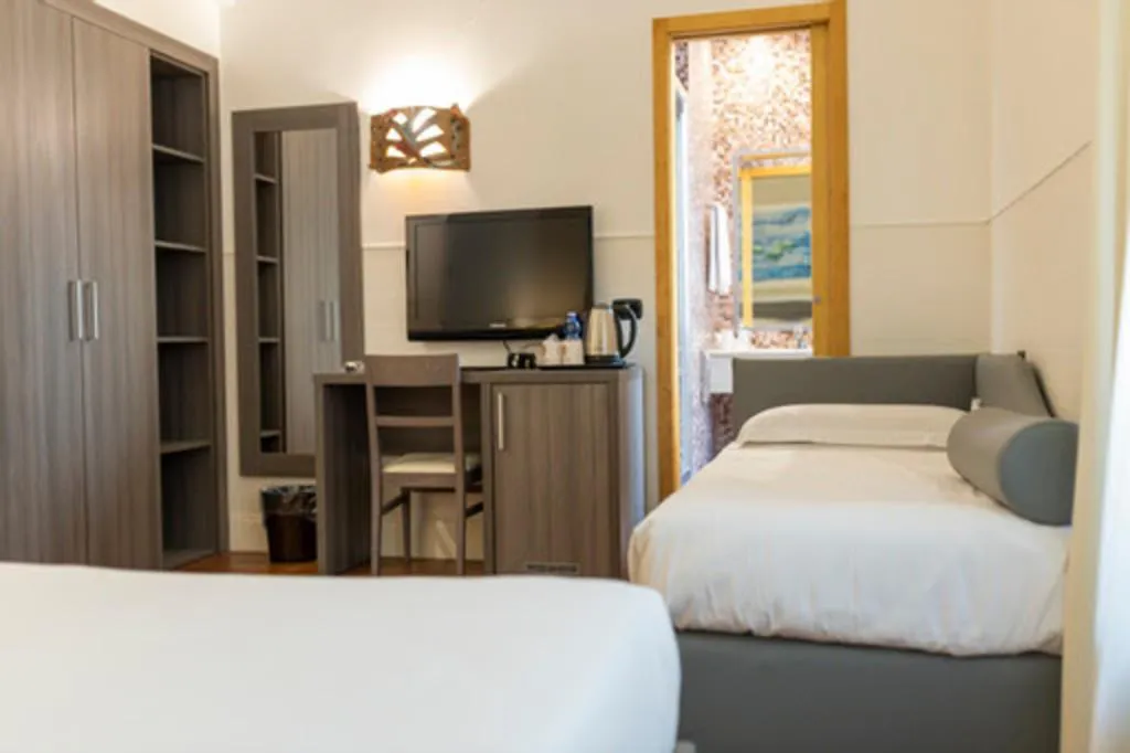 TRIPLE SUPERIOR Room, Hotel Aphrodite, Rome