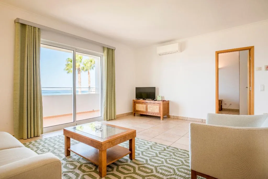 APARTMENT PREMIUM OCEAN FRONT Room, Clube Porto Mós, Algarve