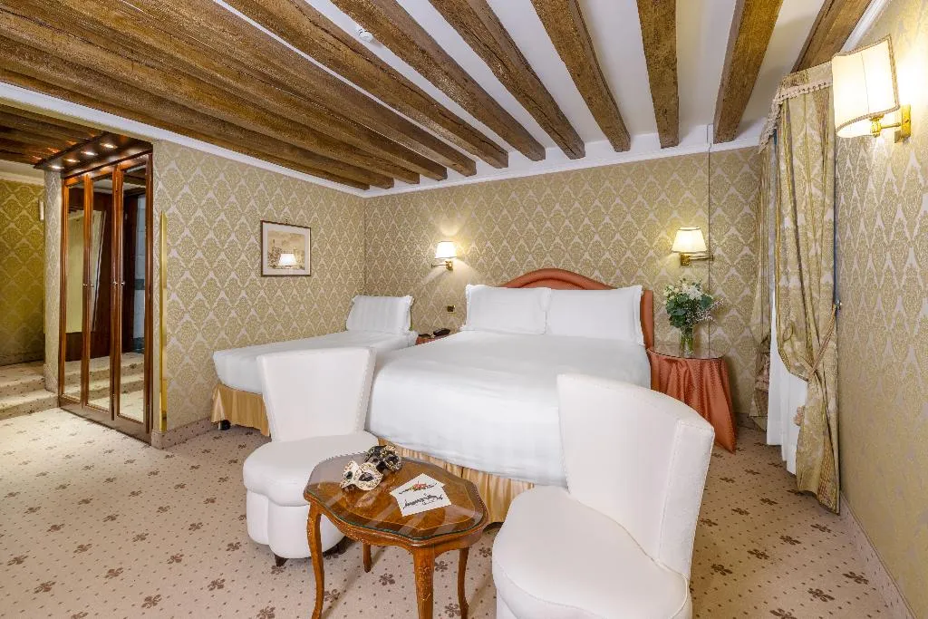 TRIPLE CANAL VIEW Room, Colombina, Venice