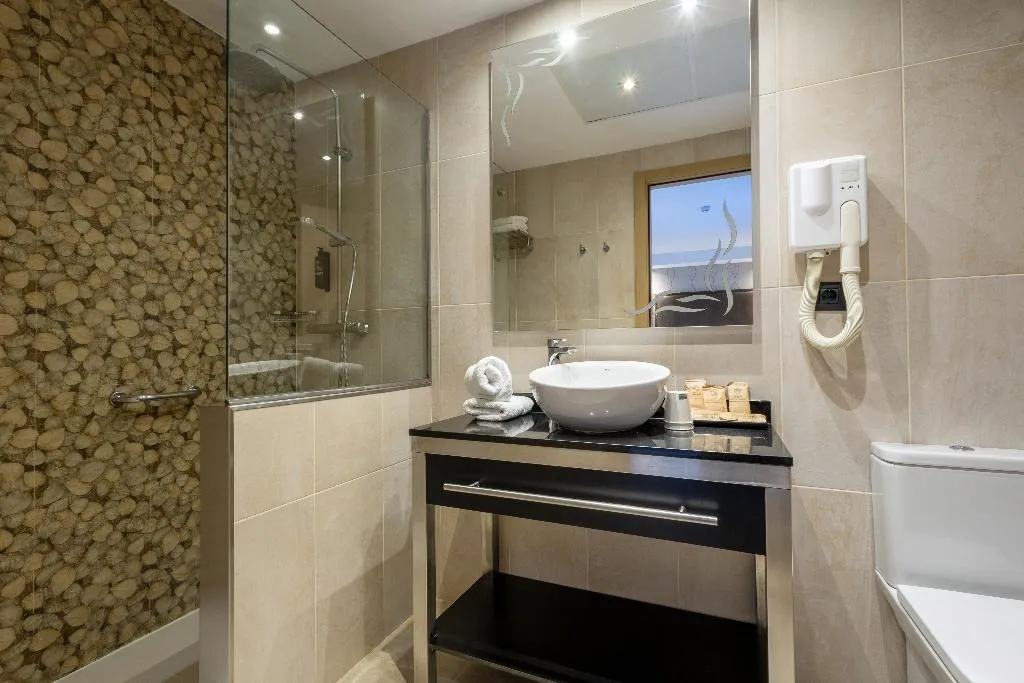 Double or Twin WITH TERRACE Room, Gran Hotel Barcino 4*S, Barcelona
