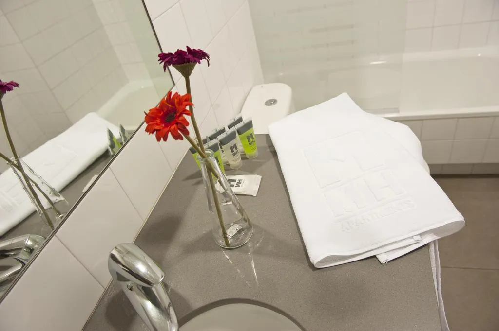 APARTMENT CAPACITY 7 THREE BEDROOMS Room, MH Apartments Tetuan, Barcelona